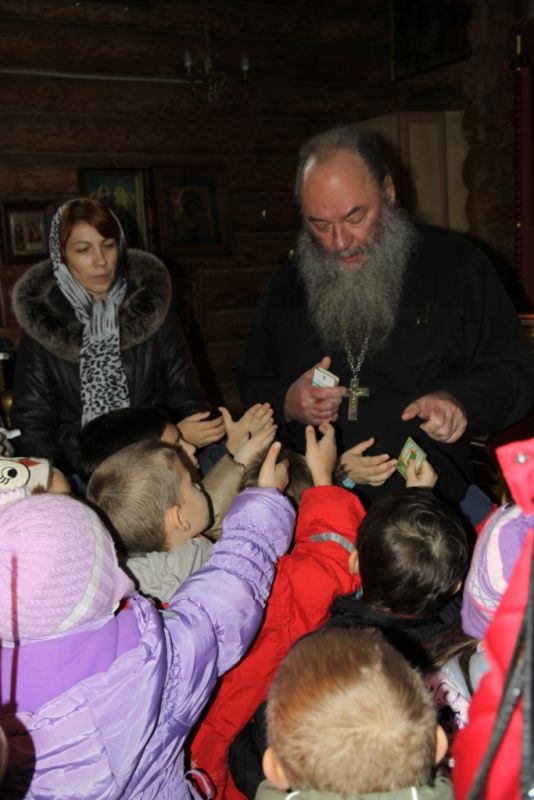 картинки ребятишек православные. приём детей утром в детском саду. георгиевский храм деревня мамоново. дети в храме. фото детей в детском саду.