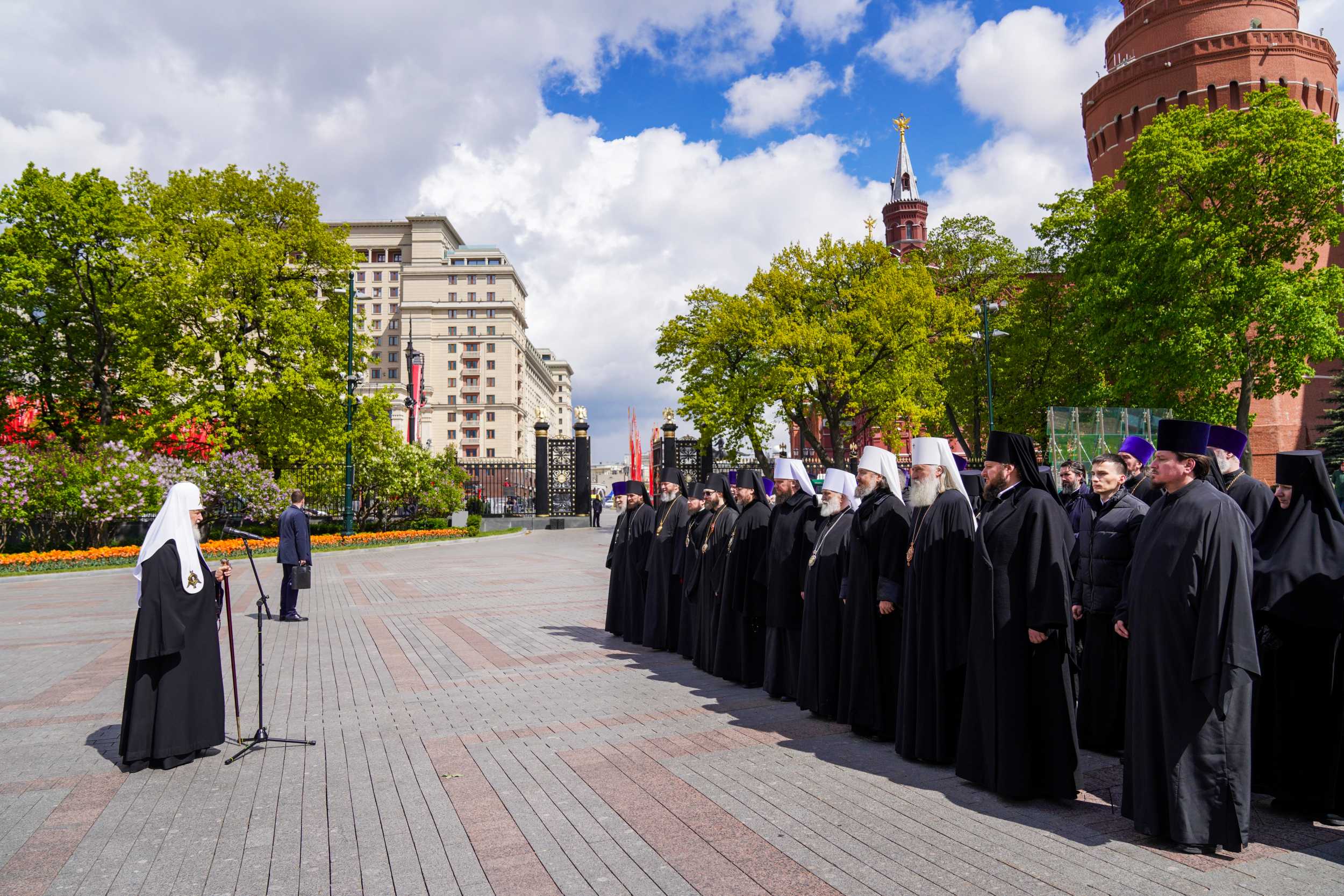 В канун Дня Победы Святейший Патриарх Кирилл возложил венок к могиле  Неизвестного солдата у Кремлевской стены 08.05.2024