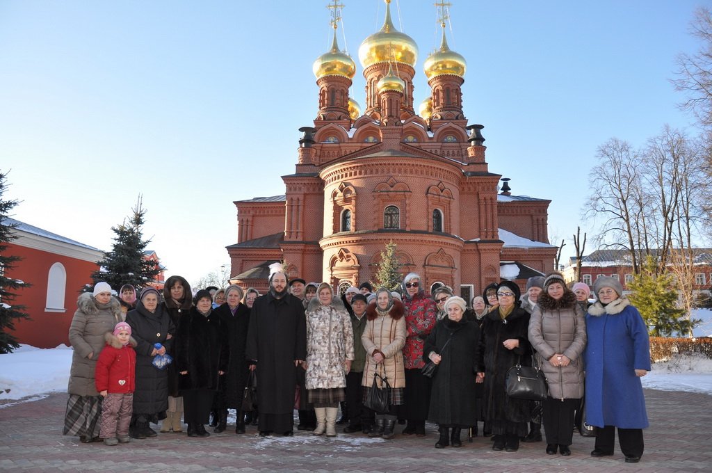 Жаворонки одинцово. Жаворонки Одинцовский район храм. Церковь в Жаворонках Одинцовского района. Жаворонки Церковь Богоявленская. Служба в Жаворонках в Богоявленском храме.