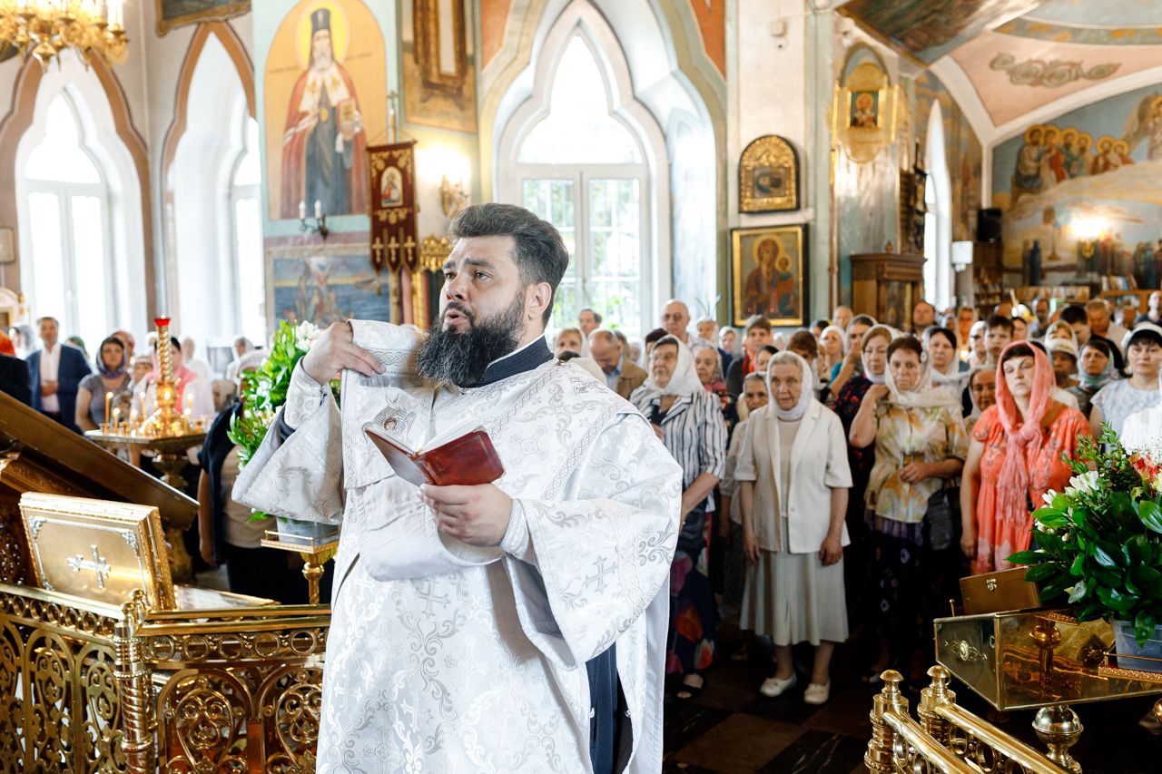 Батюшки в церкви Новозыбков