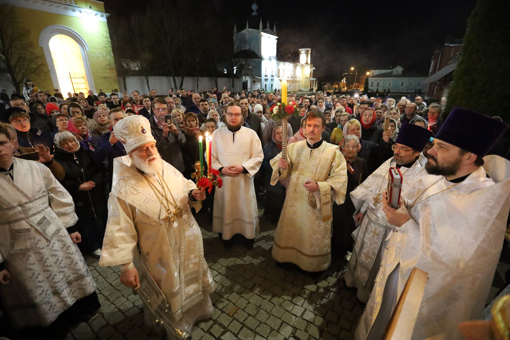 Пасхальная ночь в церкви