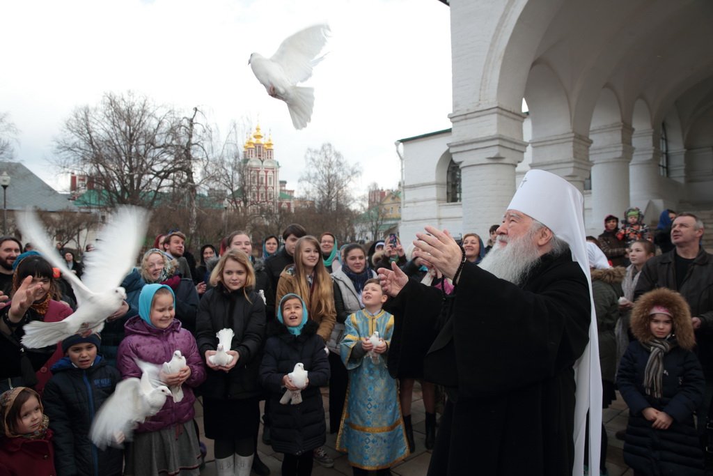 На благовещение можно ходить на кладбище. Митрополит Ювеналий в Новодевичьем монастыре. Новодевичий монастырь прихожане. Празднование праздник Благовещение. Выпускают голубей на Благовещение.