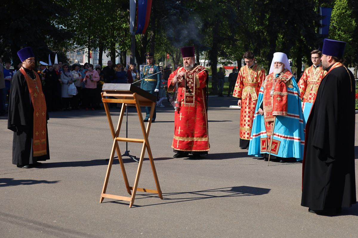 Когда день города в коломне 2024 году. Коломна в мае. Коломна 9 мая 2017 год. Мемориальный сквер.