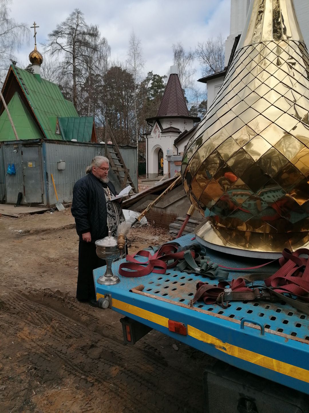 Установка малых куполов на вновь сооружаемый Донской храм г. Мытищи  19.04.2022