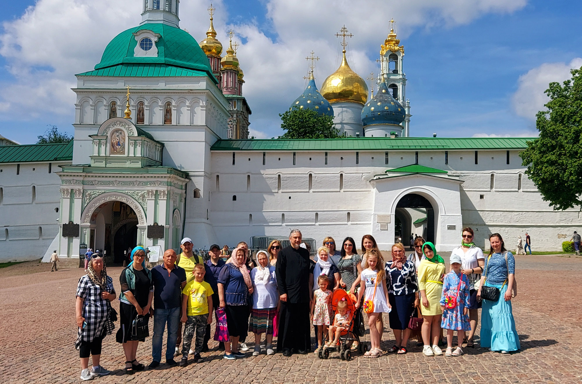 Расписание лавры в сергиевом посаде. Троице-Сергиева Лавра Сергиев Посад. Село Никольское Троице Сергиева Лавра. Свято Троицкая Сергиева Лавра ансамбль. Паломничество в Троице-Сергиеву Лавру.