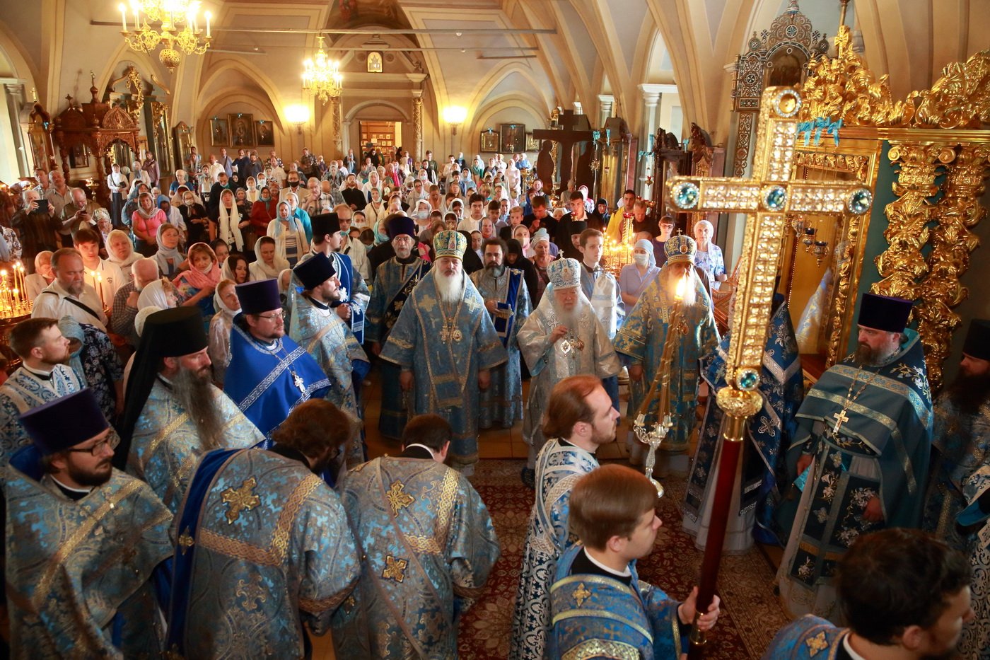 Смоленская праздник. Праздник Смоленской иконы Божией матери в Новодевичьем монастыре. Икона Смоленской Божьей матери в Новодевичьем монастыре. Смоленская икона Божией матери в Новодевичьем монастыре. Смоленский праздник.