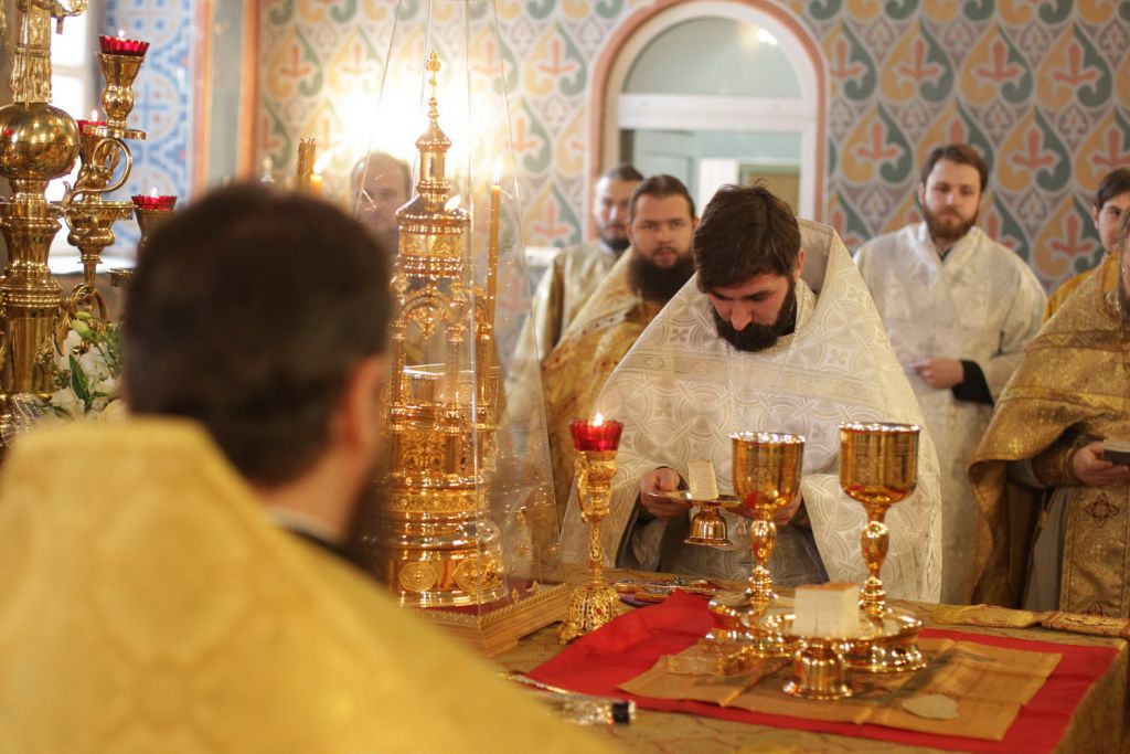 Богослужения в никольском храме наро фоминска. Алтарь Никольского храма Наро-Фоминск. Никольский храм Наро-Фоминск священники. Никольский храм Наро-Фоминск внутри. Священство Никольского храма г Наро Фоминска.