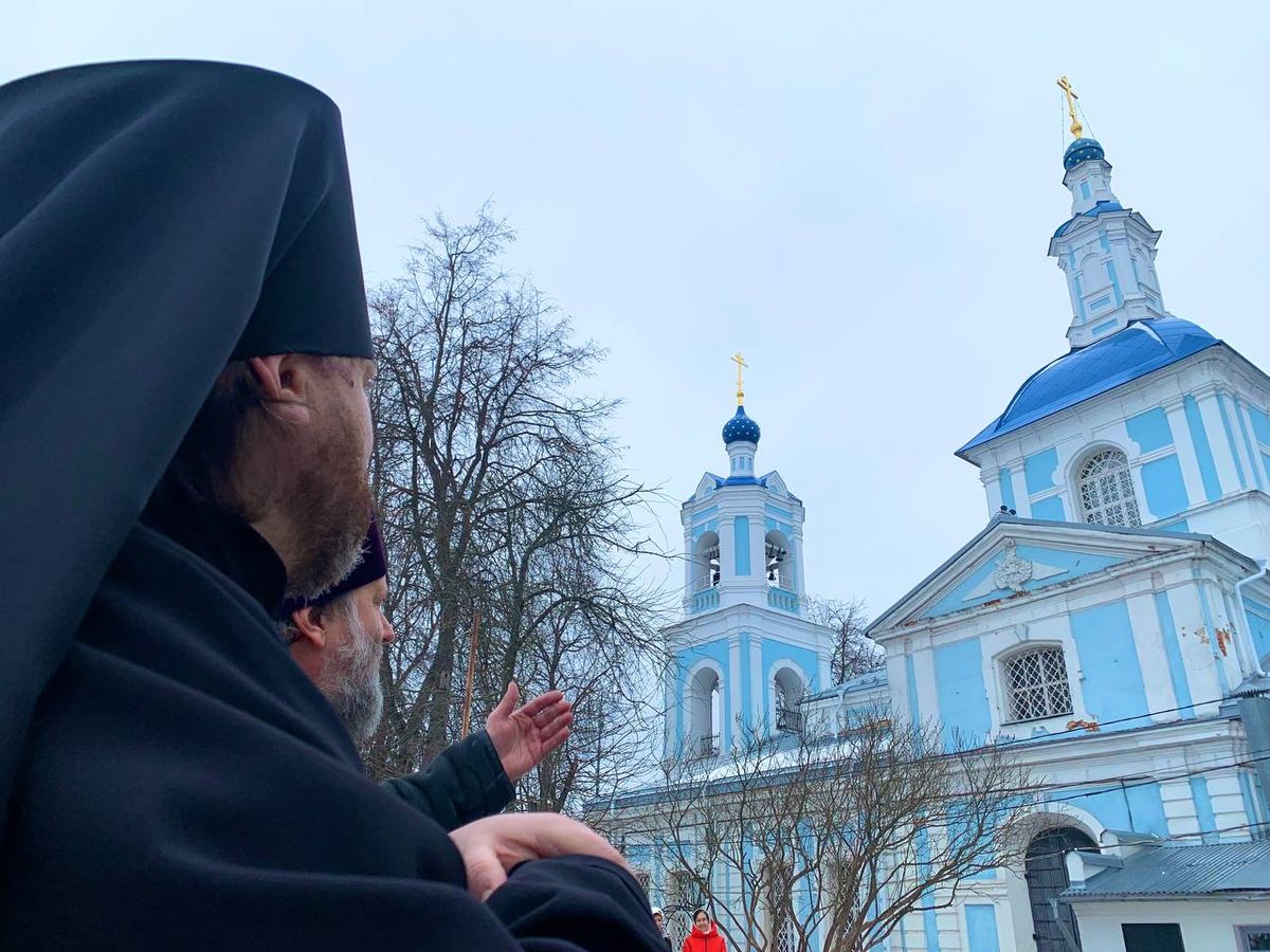 Церковь в перхушково. Храм Перхушково Одинцовский район священники. Покровский храм Перхушково. Портал в храме. Покровское.