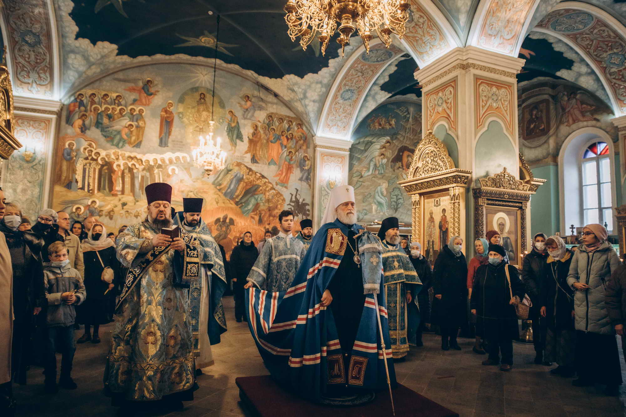 Тихвинский храм город Ногинск мощи. Тихвинский храм Коломна. Тихвинская Церковь в Коломне фото внутри. Богослужение в Купавне сегодня вечером 4 ноября будет ли.