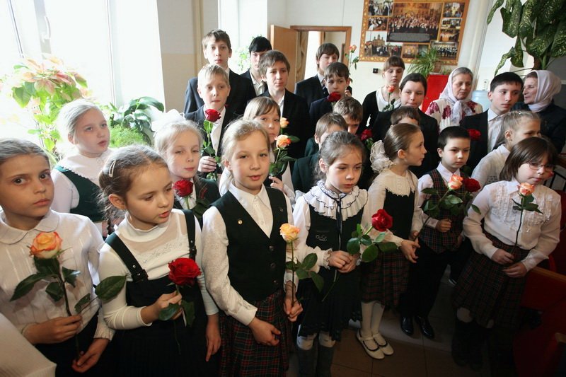 Первая школа домодедово. Православная школа в Домодедово. Школа 4 Домодедово старшая. 4 Школа Домодедово линейка.