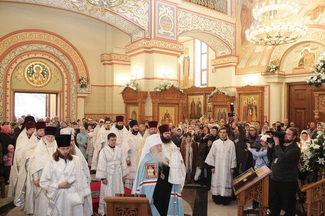 Храм люберецких полях расписание. Храм Преображения Господня в Люберцах. Храм Преображения Господня внутри в Люберцах. Преображенский храм Люберцы фото внутри. Видео службы в храме Преображения Господня города Люберцы.