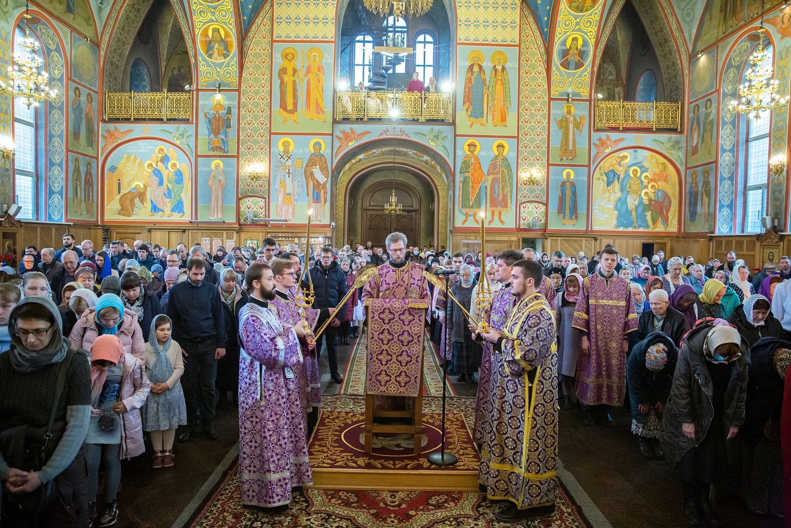 Богослужения в щелково. Храм Щелково. Храм Троицы Щелково. Храм на широкой Щелково. Троицкий собор Щелково иконостас.