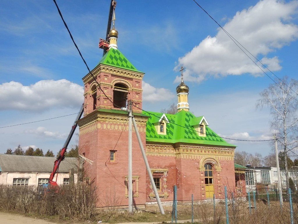 Освящение куполов с крестами и установка их на храм Матроны Московской в д.  Чулки Соколово 08.04.2023