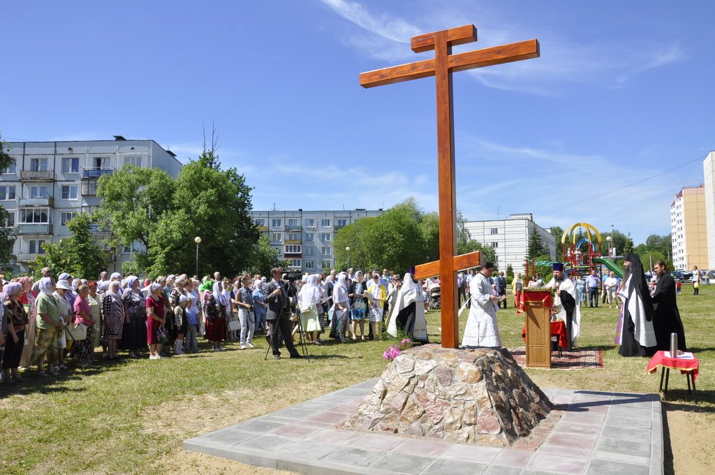 Поклонный крест на кладбище фото