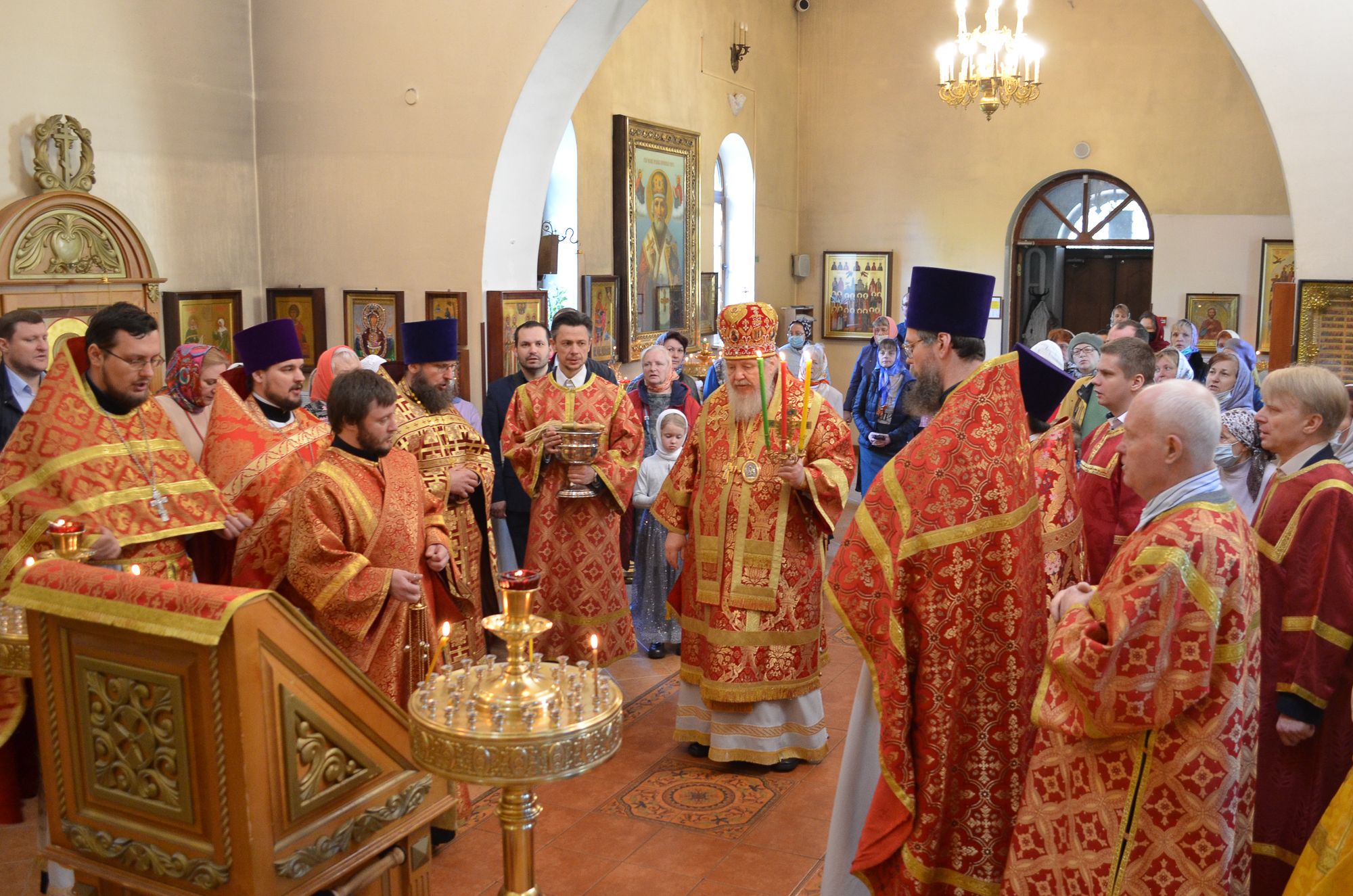 Заря храм саввы. Храм Заря официальный сайт. Епископ Николай Балашихинский в храме Преображения в Балашихе фото.