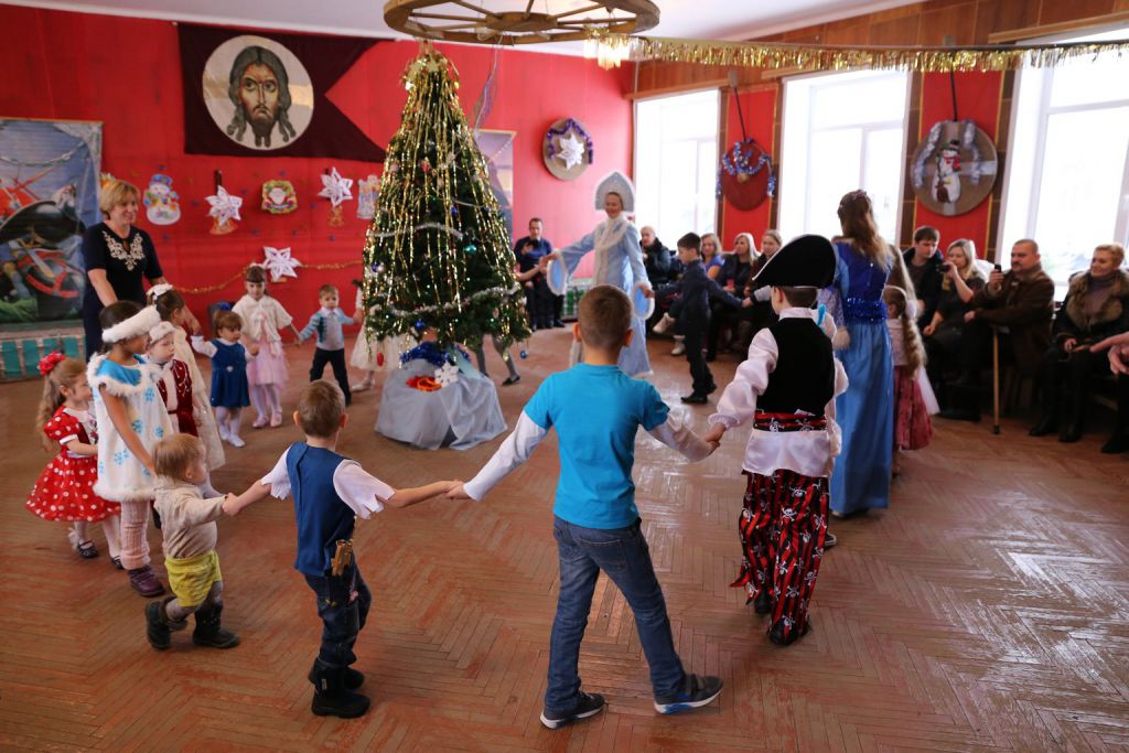 Новогодний праздник в школе. Сельский клуб Рождественское гуляние. Сельский клуб детские праздники. Сказочное мероприятие.