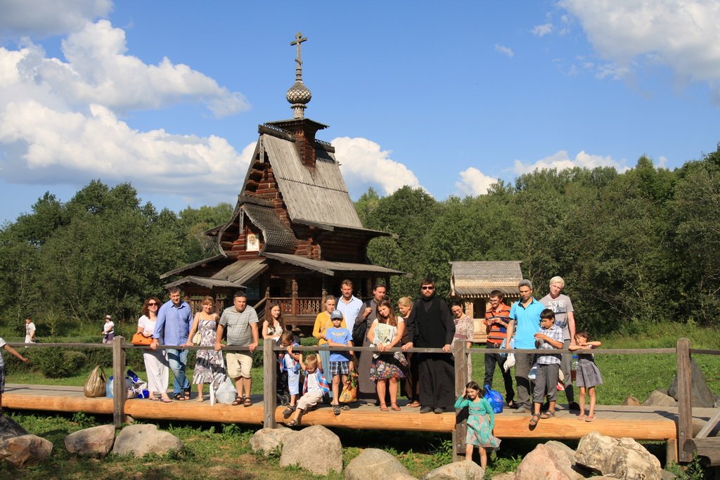 Никольское храм одинцовский. Храм в Дарьино Одинцовского района. Никольская Церковь Дарьино. Храм Дарьино Николая Чудотворца. Святой источник Одинцовский район.