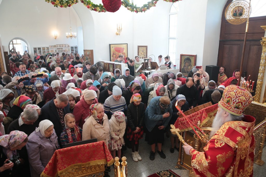 Богослужение в никольском храме солнечногорска. Бужаниново Никольский храм. Церковь Николая Чудотворца в Бужаниново. Настоятель в Никольском храме Бужаниново. Богослужение в храме села Костобобров.