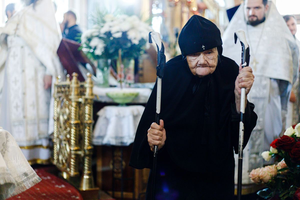 Переведите на греческий старший священник