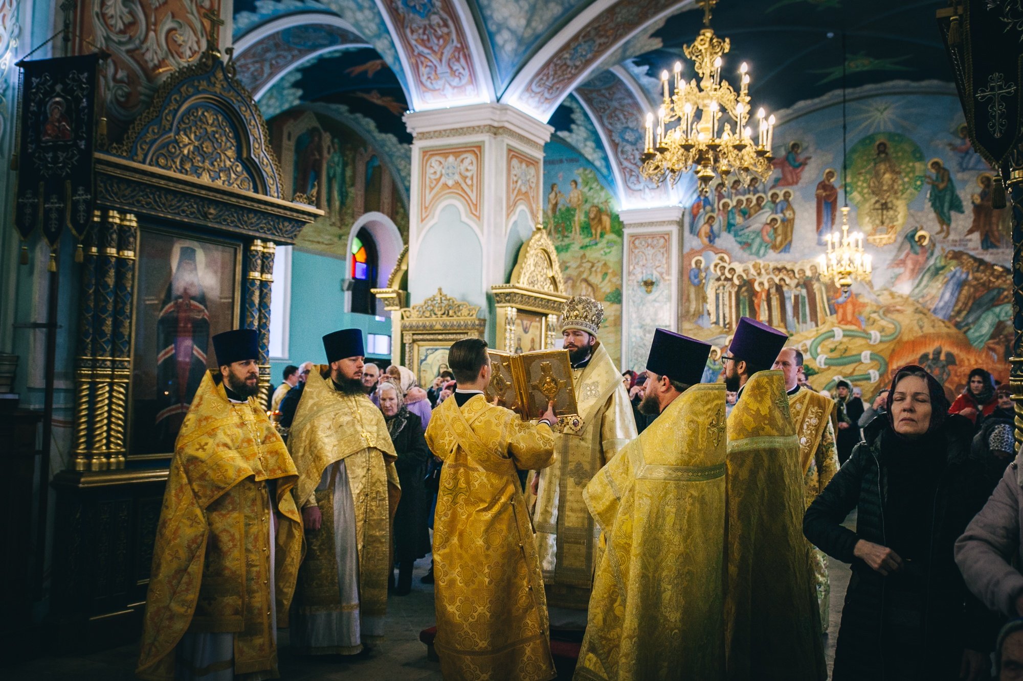 Тихвинский храм Коломна настоятель. Высший чин в церкви. Тихвинская Церковь Коломна. Тихвинская Церковь в Коломне фото внутри.