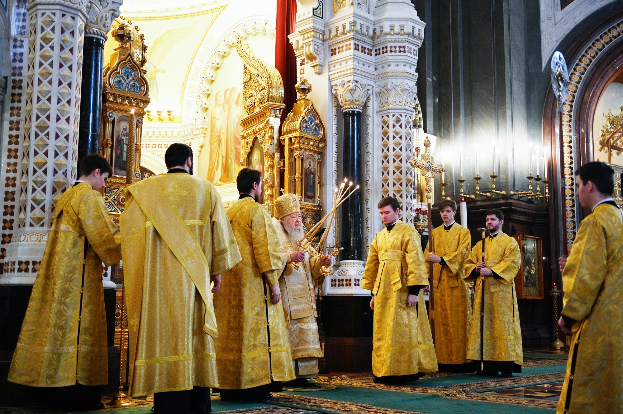 Храм христа спасителя богослужения москва. Патриарх литургия храм Христа Спасителя. Богослужение Патриарха Кирилла в храме Христа Спасителя. Литургия Патриарха Кирилла храм Христа Спасителя. Патриарх Кирилл в храме Христа Спасителя.