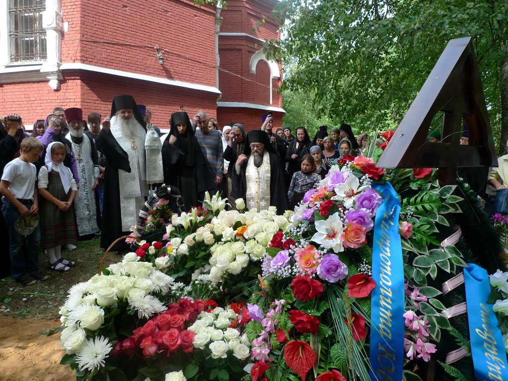 Лизу похоронили. Похороны Лизы Фомкиной в Орехово-Зуево в сентябре 2010. Могила Лизы Фомкиной в Орехово-Зуево.
