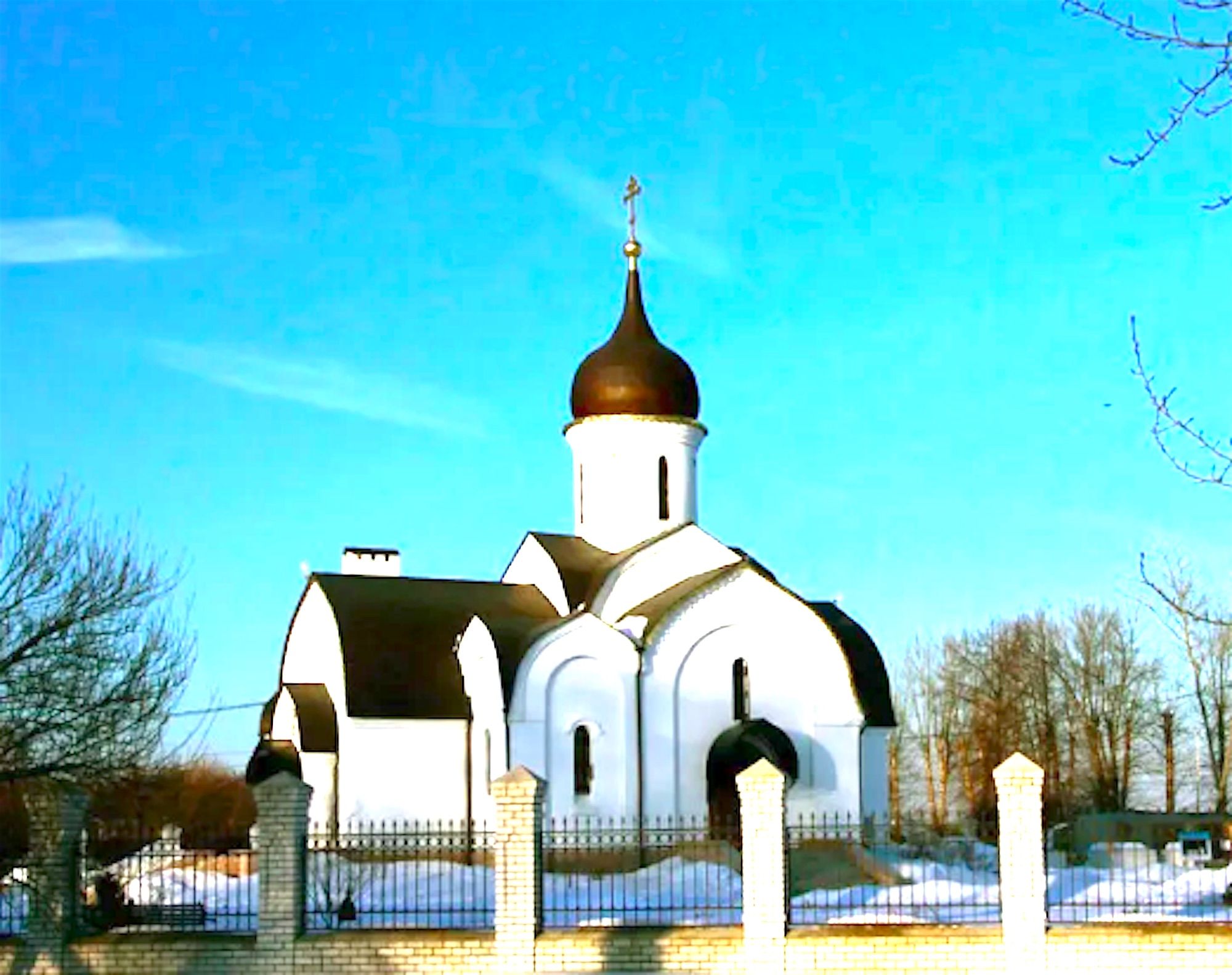 Церковь поселка новый. Церковь в поселке Свердлова. Железнодорожный поселок храм. Церковь пгт Черноморское. Храм в  поселке Каменецком.