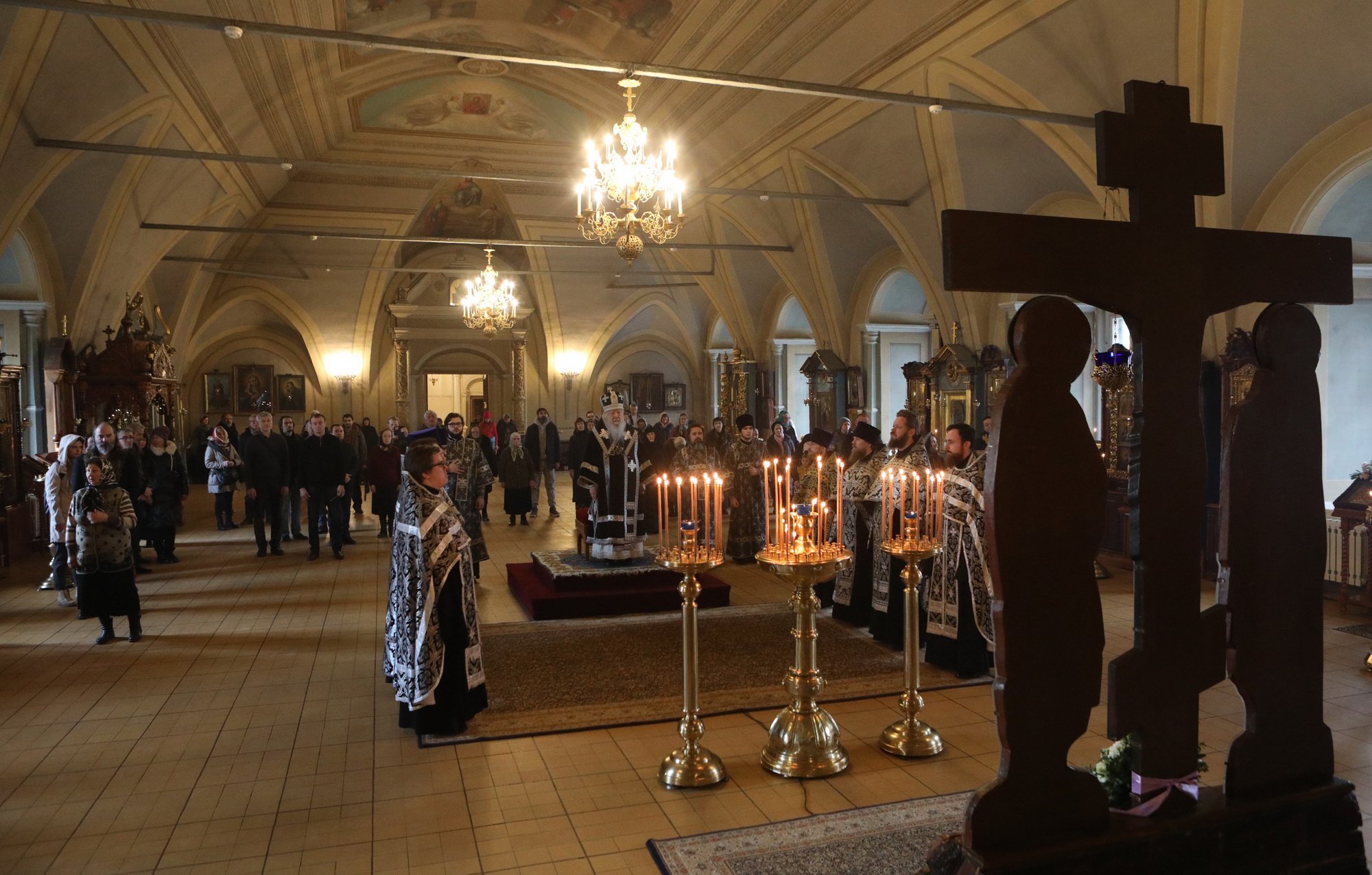 Вечернее правило от троицы. Всенощное бдение. Литургия (Почаевская Лавра). Животворящий крест в Успенском соборе Дмитров. Крестопоклонная неделя Великого поста. Пастырь всенощное бдение в храме в Петровском парке.