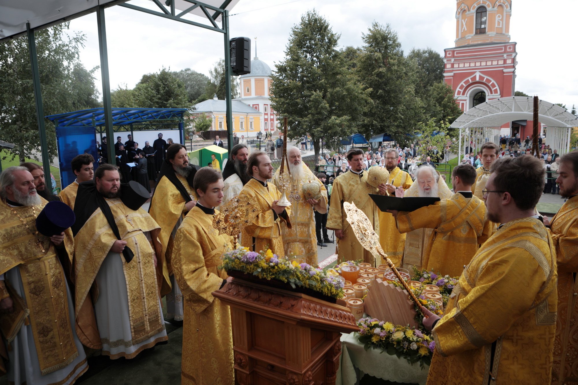 Праздник вознесения господня в суражском районе. Праздник Всемилостивого Спаса в Давидовой пустыни. Престольный праздник Давидовой пустыни в 21 году. Пасха в Давидовой пустыни. Престольн. Праздники в августе.