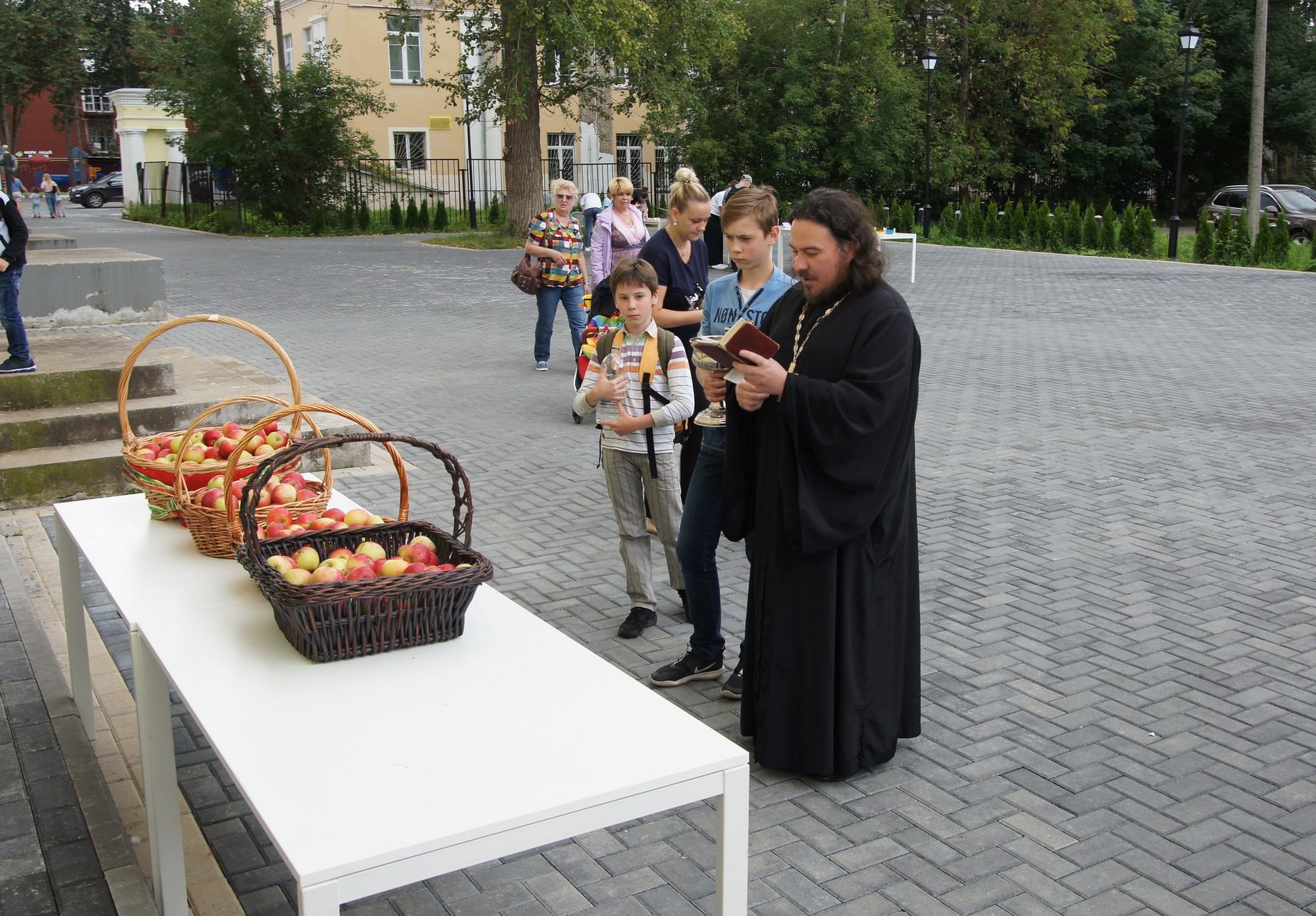 Праздники подмосковья. Церковь Преображения Дедовск. Дедовск концерт. Дедовская администрация. День города Дедовска 2005.