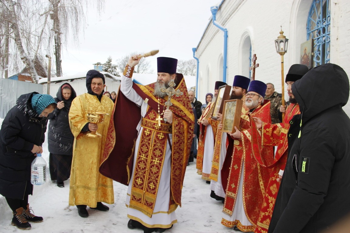 На фоне храма в Благовещенске модель