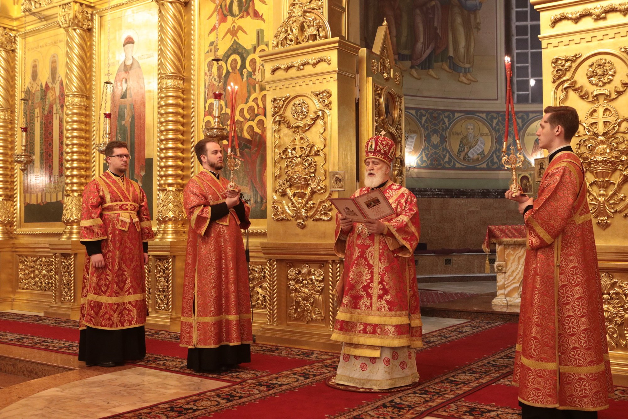 Митрополиты московские и коломенские. С Пасхой Николо Угрешский монастырь. Собора Николо-Угрешского монастыря. Пасхальная литургия.