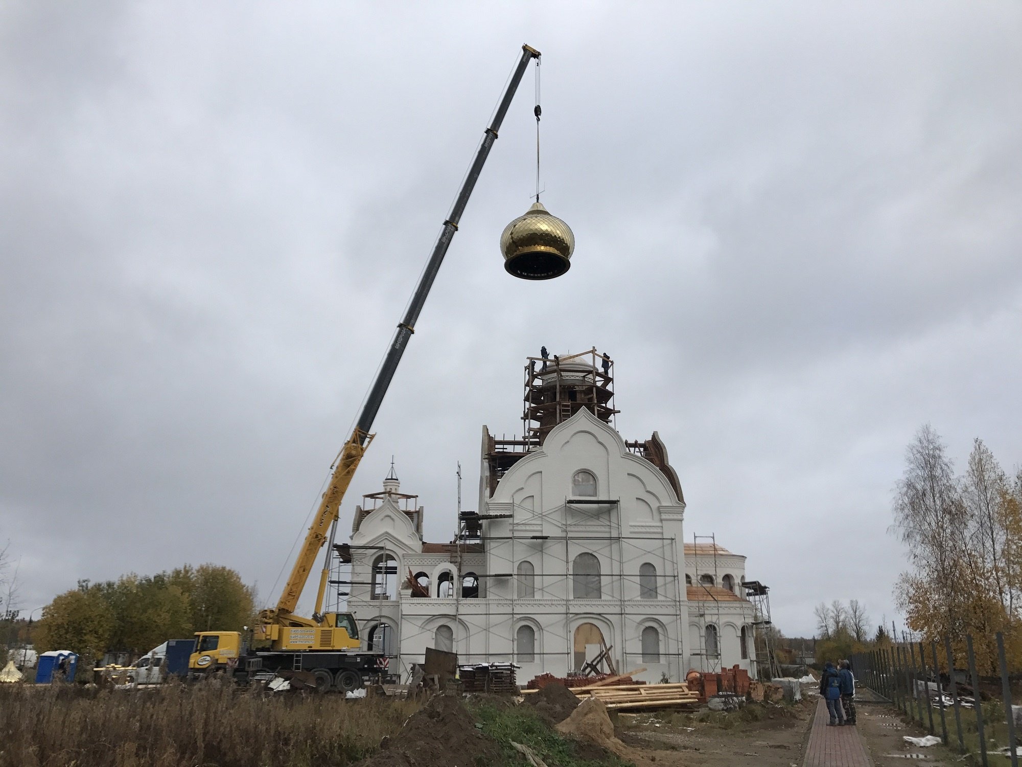 Возведение куполов на Церковь