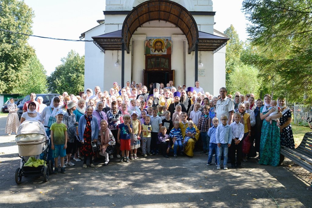 Село петровское. Спасский храм село Петровское. Храм село Петровское Ленинский.