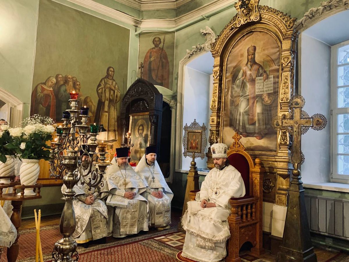 Храм село перхушково. Храм в Перхушково. Покровский храм Перхушково. Церковь в Перхушково год основания. Храм Перхушково фото внутри.