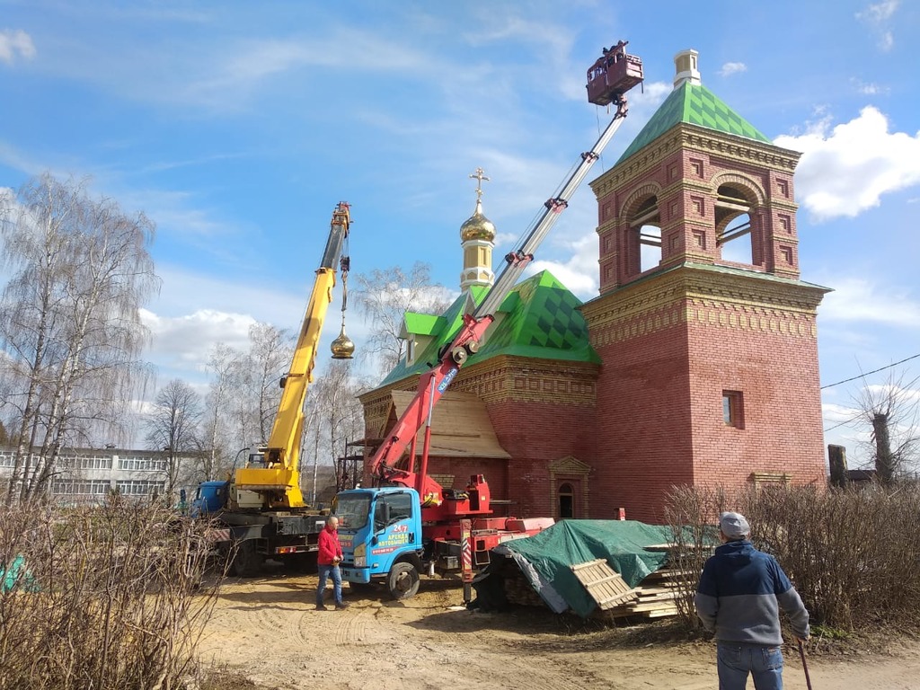 Освящение куполов с крестами и установка их на храм Матроны Московской в д.  Чулки Соколово 08.04.2023