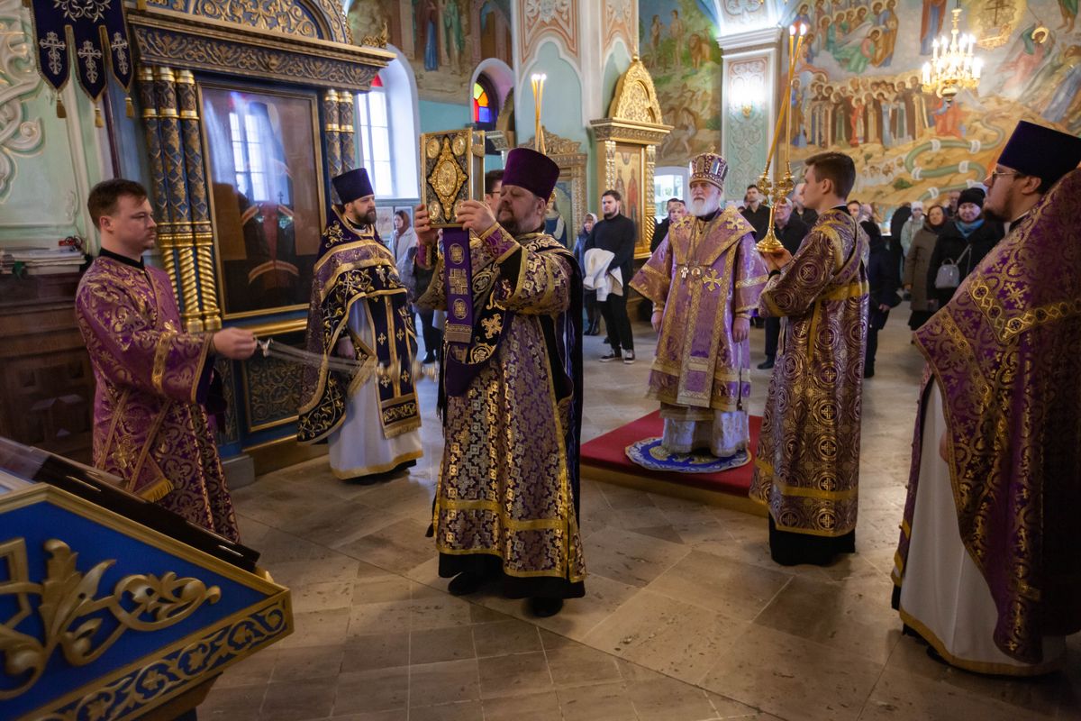 Храмы коломна расписание богослужений. Тихвинская Церковь Коломна. Тихвин храм. Крестный ход Тихвинский храм Москва 2024. Проповедь в церкви.