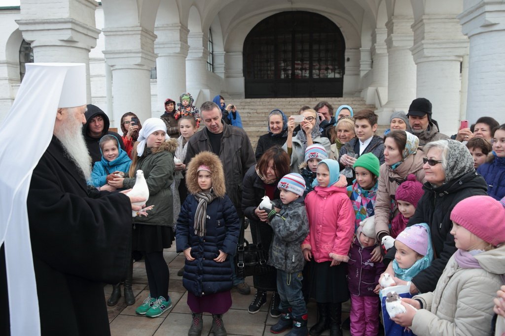 Прихожане монастыря. Новодевичий монастырь прихожане. Дети прихожане в монастыре. Юные прихожане картинки.