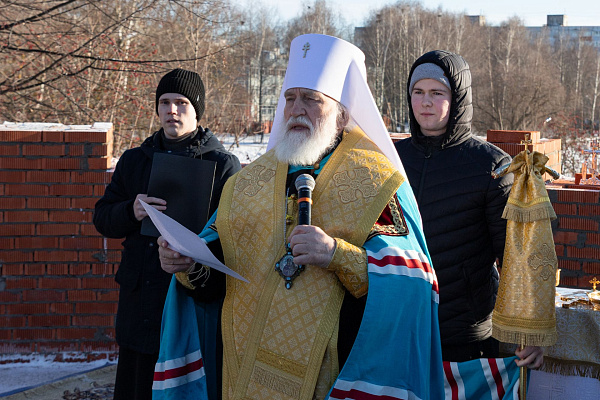 Митрополит Павел совершил закладку камня и грамоты в строящийся храм святителя Филарета в Коломне